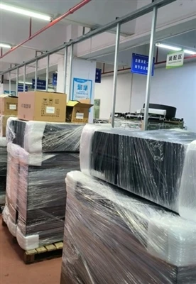 2017 年 10 月 13 日: ドイツの顧客向けの 300- 平方- メートルの P10 屋外 LED スクリーンは梱包の準備ができており、サッカー ...